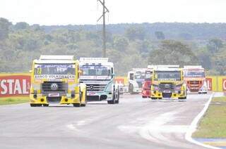 A corrida está sendo disputada neste momento no Autódromo Internacional de Campo Grande (Foto: Alcides Neto)