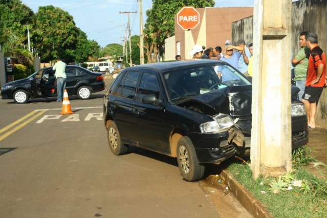 Carro invade preferencial e acaba atingindo poste no Jardim It&aacute;lia