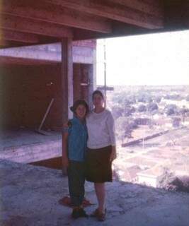 À esquerda, dona Yvone e a filha Inah Luiza, durante a construção do Edifício Inah. (Foto: Arquivo Pessoal)