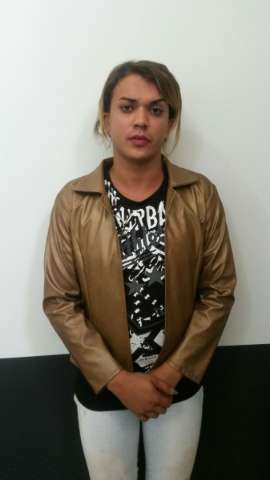 Travesti &eacute; presa em rodovia com haxixe escondido no suti&atilde;