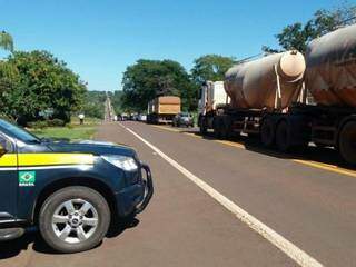 Fila de veículos parados na BR-262 em razão de protesto (Foto: Direto das Ruas)