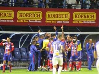 Jogadores do Bahia comemorando a vitória do time, esta noite. (Foto: BahiaFC) 