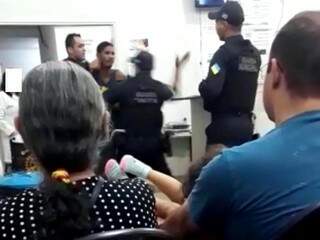 Pacientes gravaram momento em que homem acusado de ofender funcionários foi agredido e contido por guardas. (Foto: Direto das Ruas)