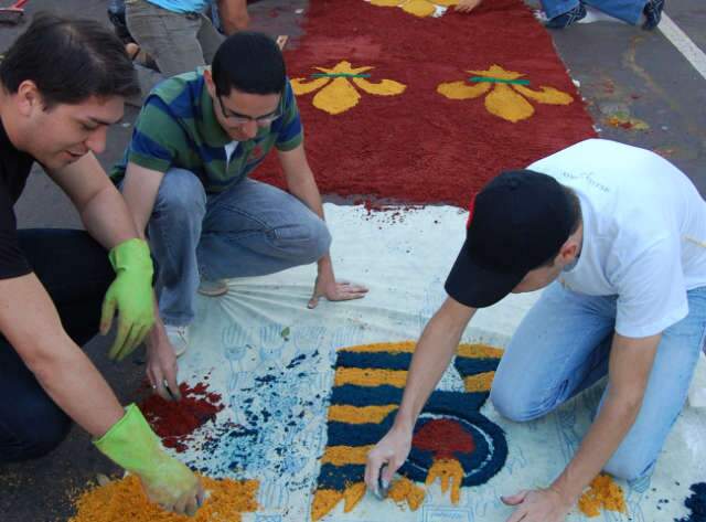  Tapetes de Corpus Christi retratam f&eacute; e dedica&ccedil;&atilde;o, e celebra&ccedil;&atilde;o marca despedida do arcebispo