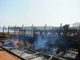 Do lado de fora do terreno atingido pelo fogo, carroceria abandonada também estava em chamas (Foto: Rodrigo Pazinato)