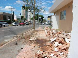 Vestígios do acidente na rua Ceará (Foto: Fernando da Mata)