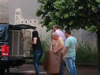 João Fava Neto (segurando colchonete) sendo transferido de Dourados para Campo Grande (Foto: Adilson Domingos)