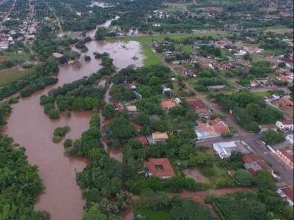 Rio Apa atinge 7 metros acima do normal e desaloja 25 famílias em Bela Vista