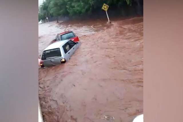 C&oacute;rrego Segredo toma conta de rotat&oacute;ria e mulher sobe no pr&oacute;prio carro