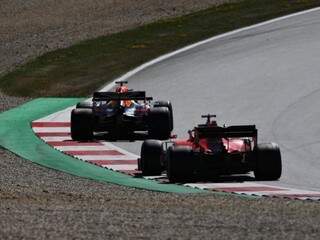 Momento em que a Red Bull de Verstappen ultrapassa Ferrari de Charles Leclerc (Foto: Reprodução/Twitter)