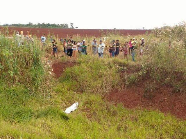 Homem de 22 anos &eacute; encontrado morto em valeta na beira de estrada