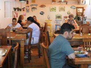 O lugar é aconchegante e o cliente pode comprar a mesa e a cadeira que está sentado. (Foto: Alcides Neto)