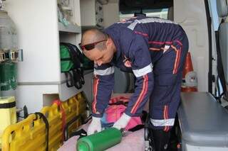 Funcionário do Samu prepara transporte de bebê do posto para hospital (Foto: Marcos Ermínio)