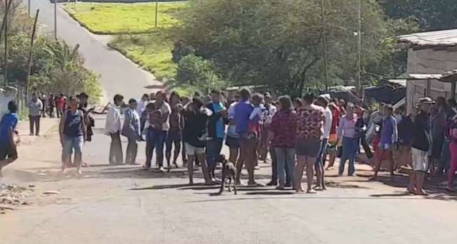 AO VIVO: Moradores bloqueiam via ap&oacute;s corte de liga&ccedil;&otilde;es clandestinas