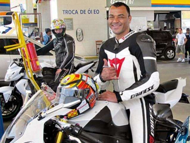 Ex-lateral Cafu exibe dotes de piloto nesta sexta no aut&oacute;dromo da Capital