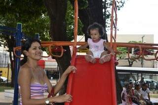 Ana Flávia e Gabriela, a filha de 1 ano. (Foto: Simão Nogueira)