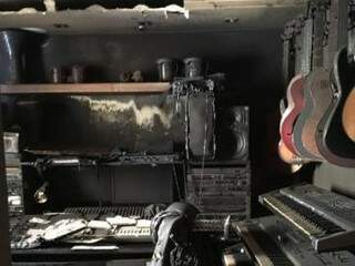 Curto-circuito no no-break em que um instrumento musical foi ligado causou incêndio em apartamento (Foto: Divulgação)