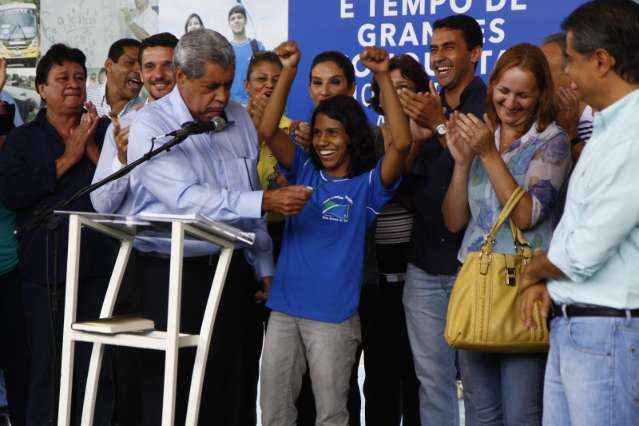 Aluna canta o hino e consegue ganhar R$ 100 de André