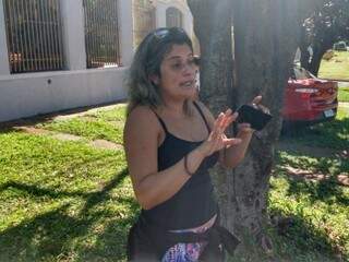 Sílvia Valadares, irmã da empresária, em frente à casa da família na manhã desta sexta-feira (Foto: Rafael Ribeiro)