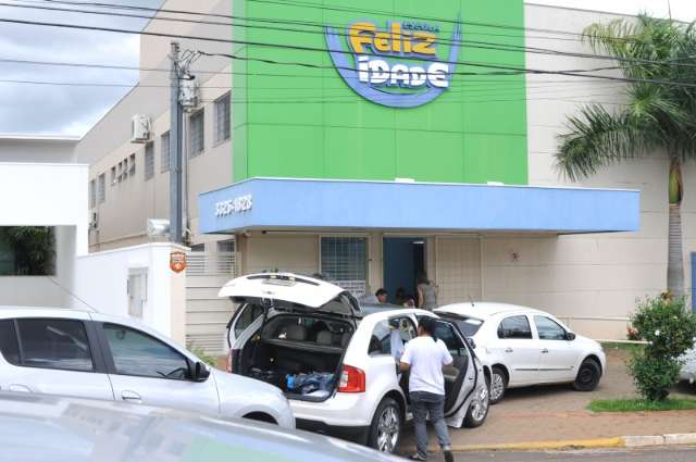 Pais apelam ao &quot;rapidinho&quot;, formam fila dupla e congestionam o tr&acirc;nsito