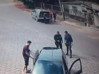 Imagem captada por câmera de posto mostra abordagem de policiais do DOF a irmãos desaparecidos (Foto: Arquivo)