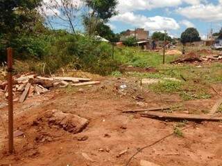 Demarcação delimitada área onde casa foi derrubada e morador já pretende construir novamente. (Foto: Adriano Fernandes) 