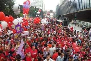 O ato reúne muitas pessoas em um clima bem descontraído e pacífico, com muitas bandeiras, bexigas e balões vermelhos. (Foto:Juca Varella/Agência Brasil).