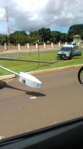 Motorista se envolve em acidente e derruba poste na Duque de Caxias