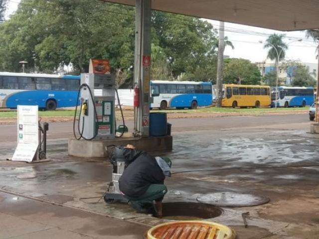 Acaba combust&iacute;vel em postos e comerciantes fazem carreata