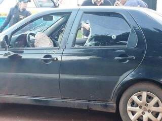 Carro do policial civil que foi atingido, possivelmente, pelo mesmo fuzil AK47. (Foto: Leo Veras) 