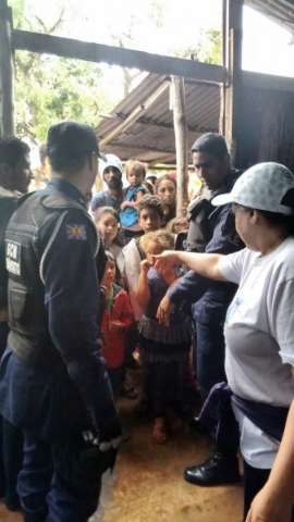 Volunt&aacute;rios fazem a alegria de crian&ccedil;as em favela com distribui&ccedil;&atilde;o de presentes