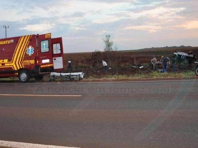 Homem fica ferido ap&oacute;s capotar picape por mais de 30 metros na BR-267