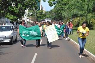 Professores marcharam até a prefeitura na manhã de hoje em protesto ao não pagamento do reajuste. (Foto: Marcelo Calazans)