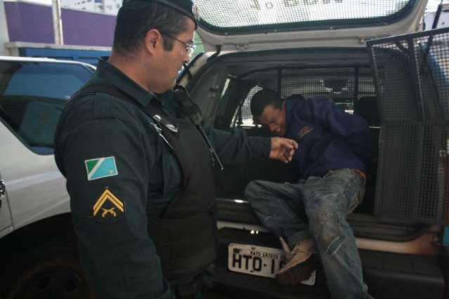 Pol&iacute;cia prende assaltantes ao rastrear celular enterrado em Campo Grande 