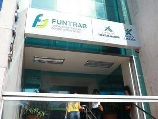 Interessados em vagas podem procurar a Funtrab na rua 13 de maio. (Foto: Henrique Kawaminami)