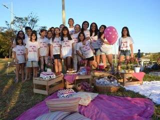No último domingo, Ana Júlia Papa comemorou os 11 anos num piquenique com as amigas. (Foto: Simão Nogueira)