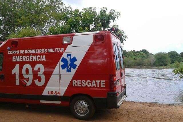 Bombeiros realizam busca de v&iacute;tima de afogamento no Rio Dourados