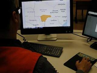 Agente da Defesa Civil em sala de monitoramento (Foto: Divulgação)