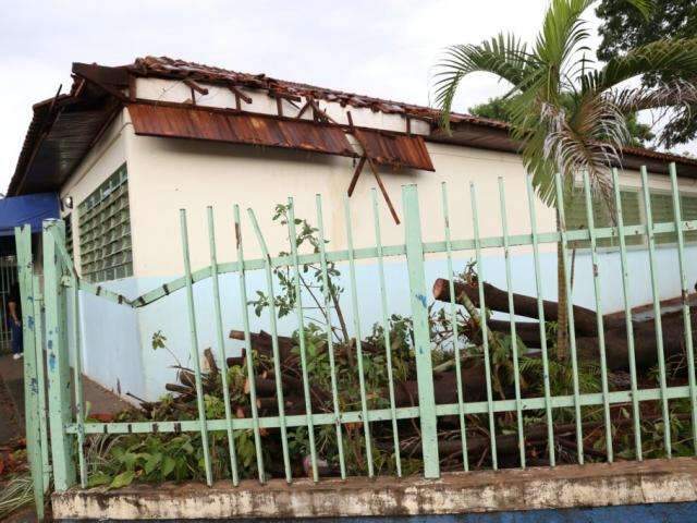 Chuva e ventania derrubam árvore sobre telhado de escola no Jardim Aero Rancho