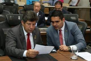Deputados Lídio Lopes e Herculano Borges, autor do projeto, durante sessão na Assembleia (Foto: Assessoria/ALMS)
