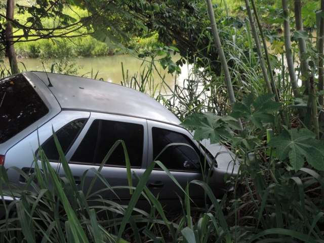 Embriagado, homem perde controle da direção de veículo e cai em ribanceira