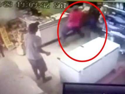 Vídeo: ex-presidiários brigam e um tenta matar o outro com facão