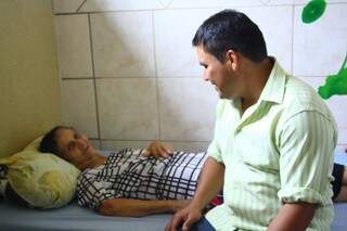 Fam&iacute;lia paga t&aacute;xi e roda 160km em busca de um asilo para idosa