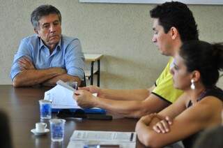 Representantes de professores reunidos nesta terça-feira com o prefeito Murilo Zauith (Foto: Eliel Oliveira)