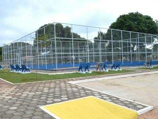 Quadras de esporte na Praça Santos Tomazelli, que serão entregues amanhã pelo governador em Itaquiraí (Foto: Roney Minella)