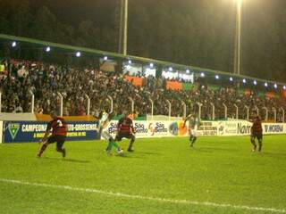 No estádio Vitorão, em Naviraí, primeira partida da decisão do Estadual terminou empatada. (Foto: Orisvaldo Sales)