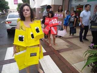 Roupas de &quot;marcas&quot; vestiam os escravos do consumismo, durante o manifesto no Shopping Campo Grande. (Foto: Reprodução Facebook) 