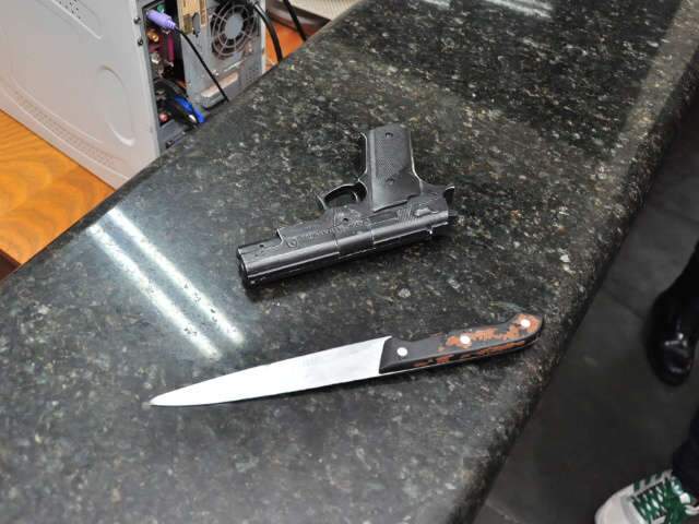  Adolescentes s&atilde;o apreendidos com faca e arma de brinquedo em frente &agrave; escola