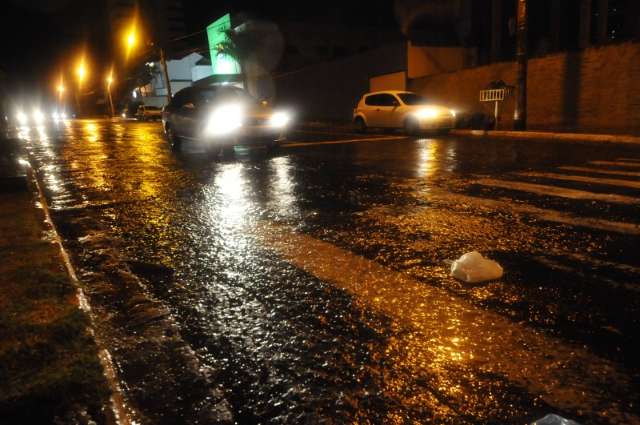Ventos fortes com chuva tumultuam avenidas e bairros da Capital
