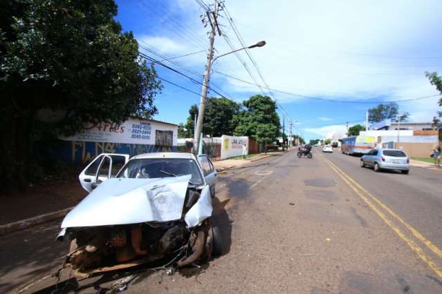 Motorista Tenta Desviar De Buraco Bate Em Poste E Foge Do Local Do Acidente Capital Campo